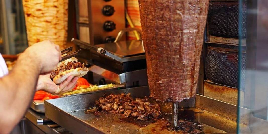 Döner diye bize neler yedirmişler! Ünlü dönercide büyük skandal: İçinden çıkanlar mide bulandırdı 2